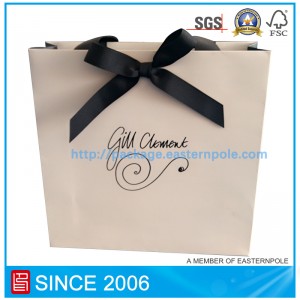 Elegante bolsa de papel de regalo con diseño personalizado.
